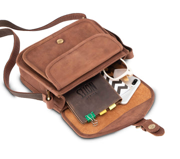 Crossbody Tas Van Cognac/Naturel Buffelleer Met Een Verstelbare Schouderriem En 5 Ritsvakken Crossbody Tas Van Cognac/Naturel Buffelleer Met Een Verstelbare Schouderriem En 5 Ritsvakken